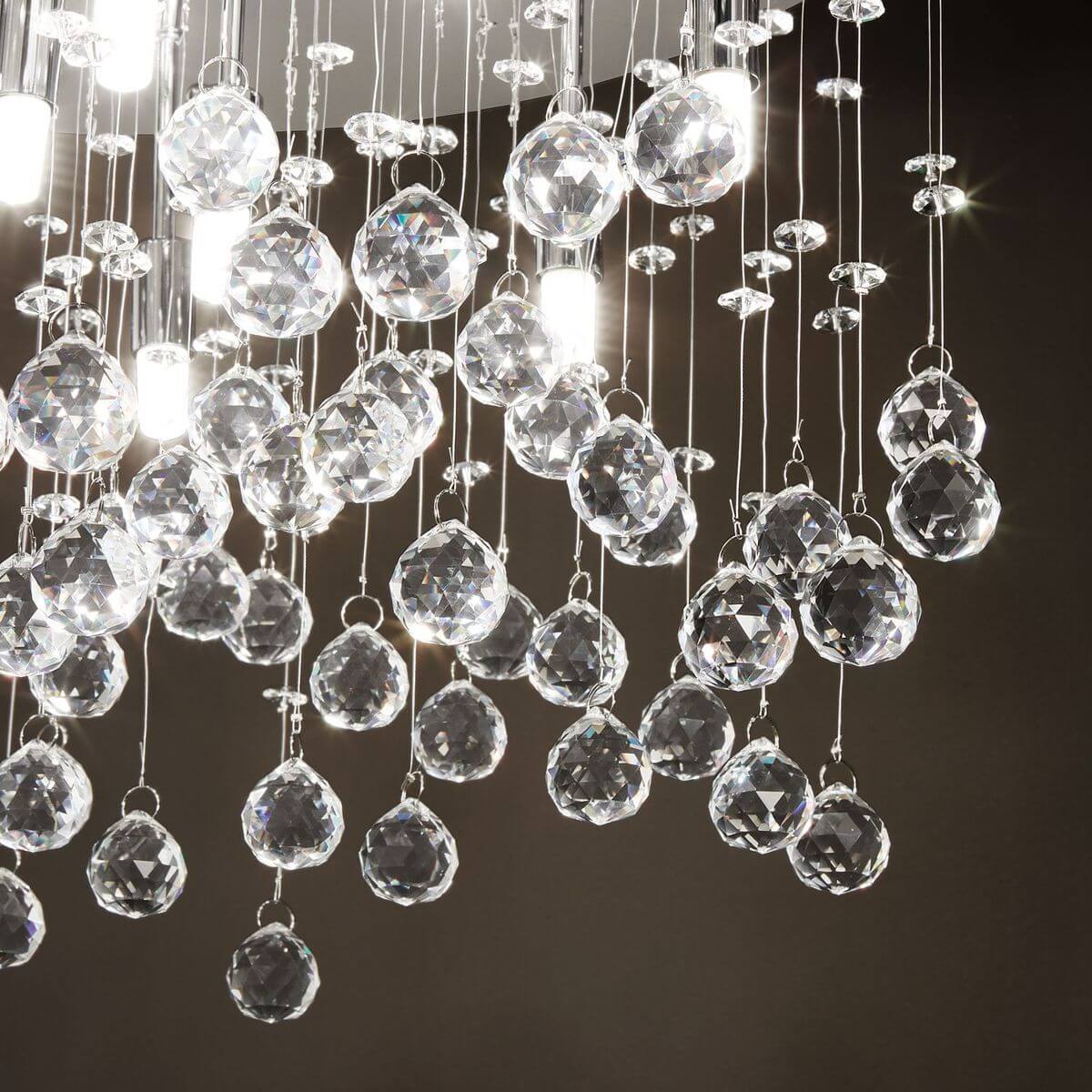 Gros plan sur les boules de cristal facettées et leurs fils transparents scintillants