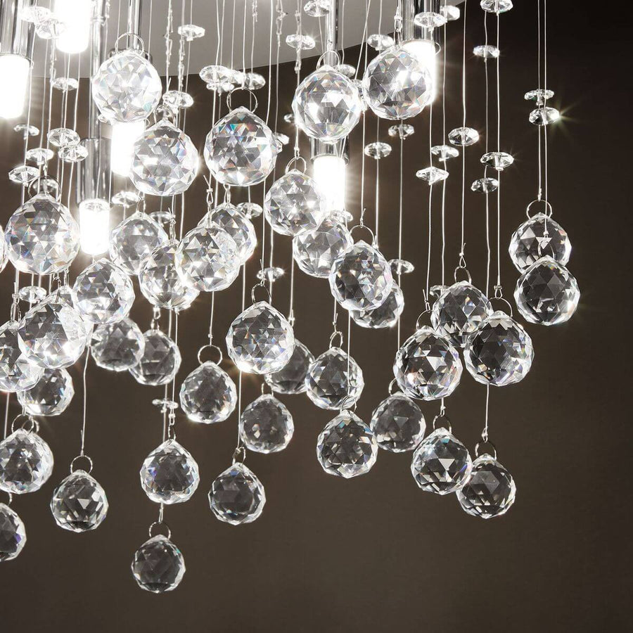 Gros plan sur les boules de cristal facettées et leurs fils transparents scintillants