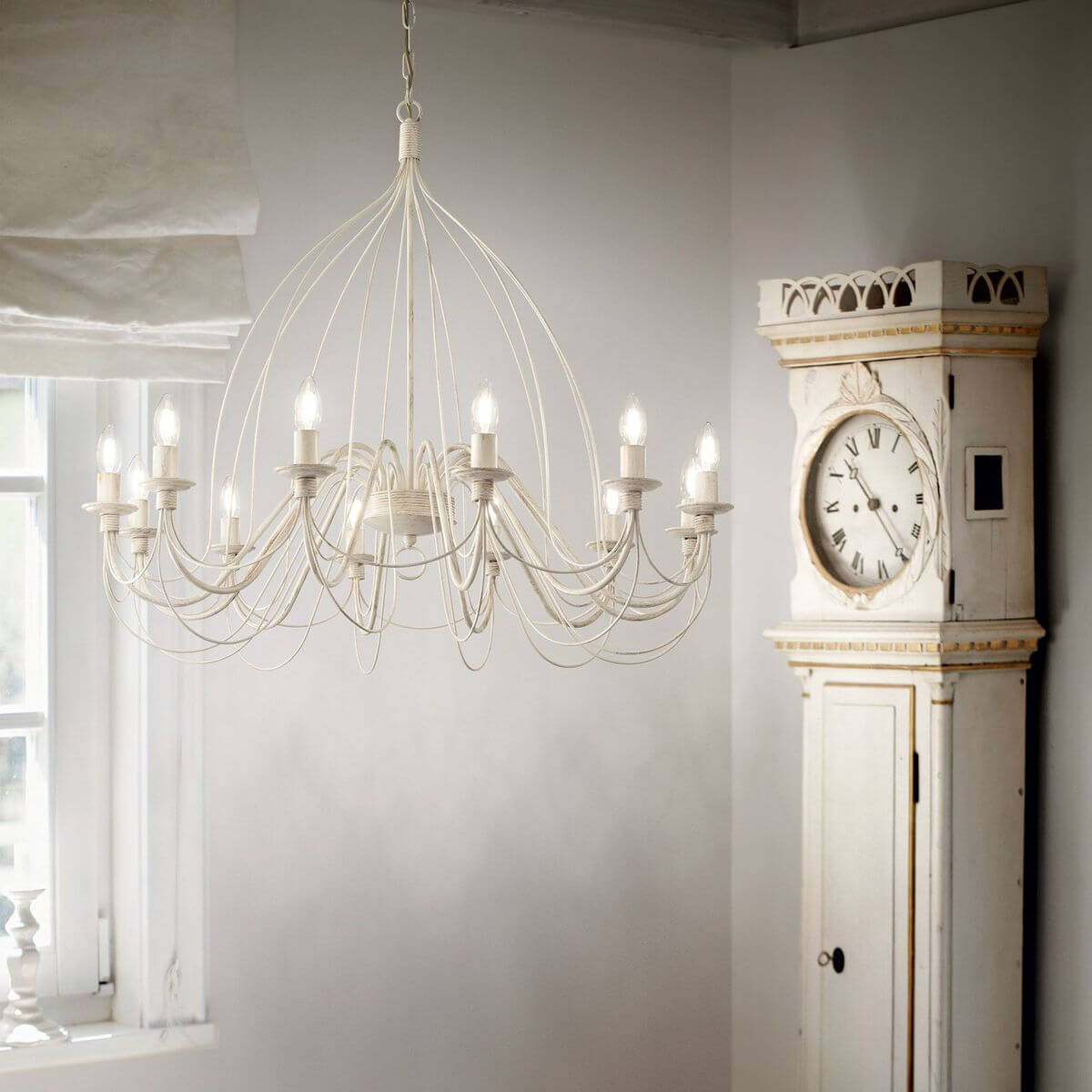 Mise en ambiance de la suspension blanche allumée près d'une horloge ancienne
