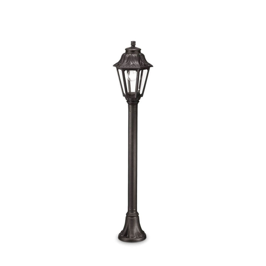 Lampadaire extérieur noir, lanterne à panneaux vitrés, vue de face sur fond blanc