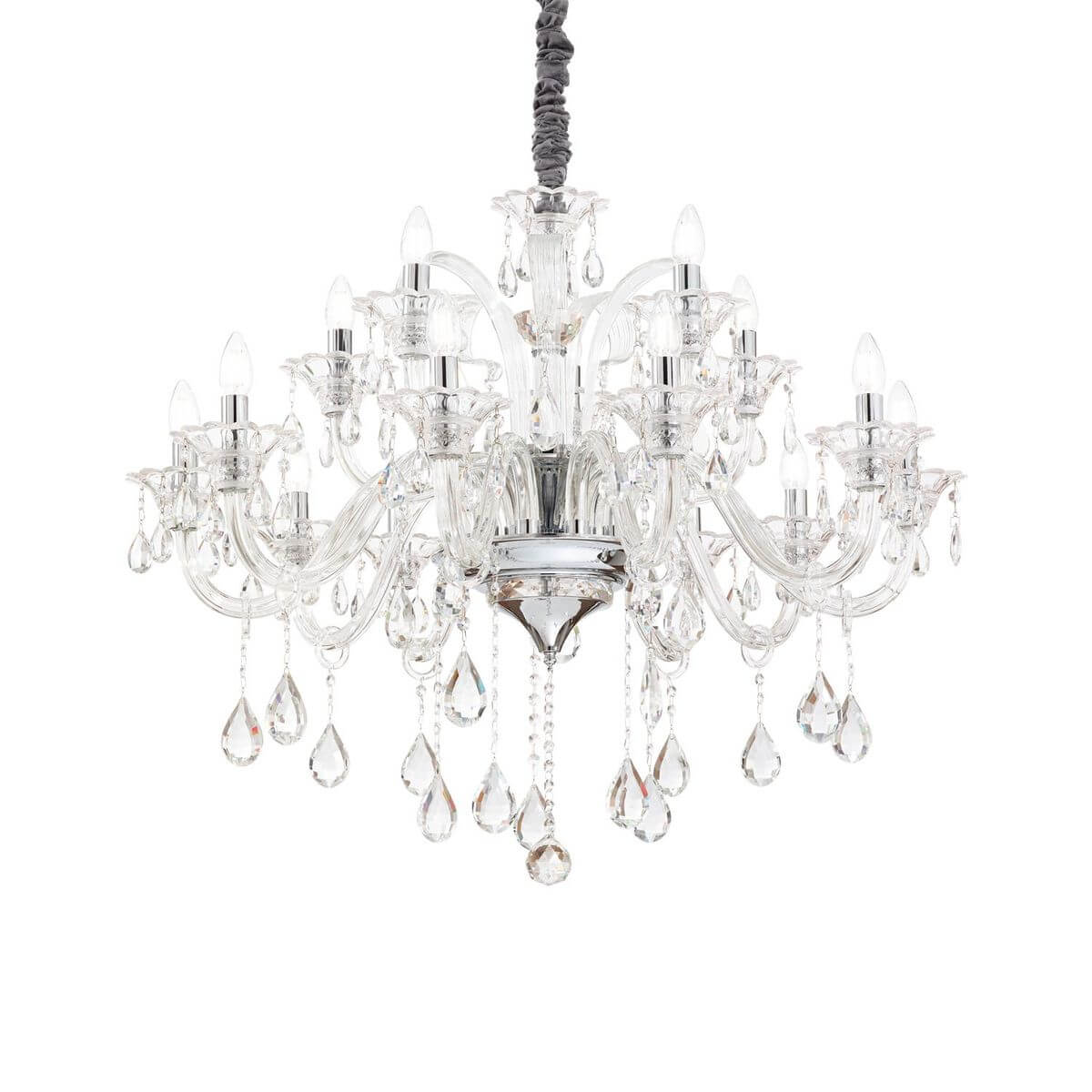 Lustre en cristal transparent à quinze lumières, bras courbés et pampilles, fond blanc