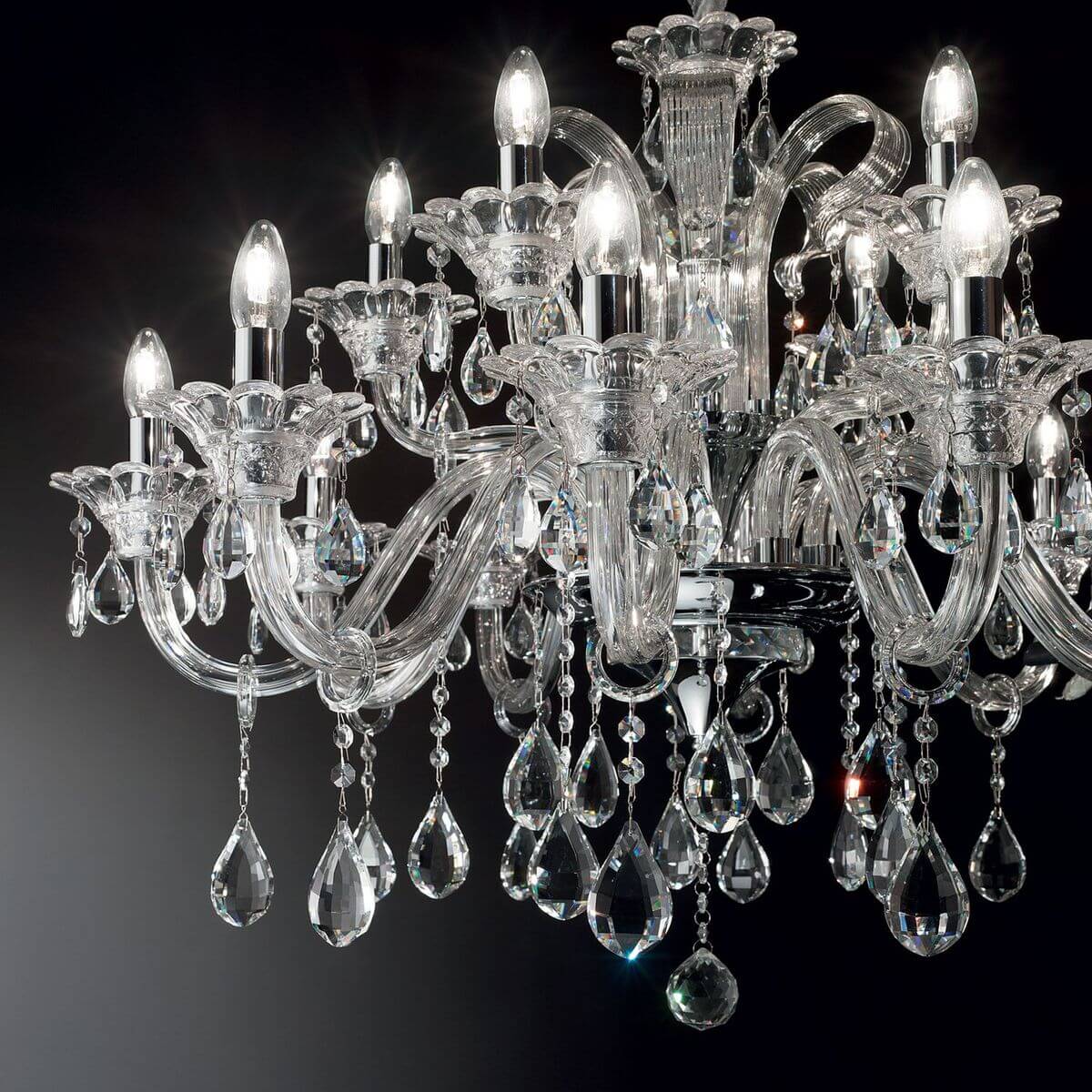 Suspension allumée sur fond sombre, cristaux étincelants et gouttes de cristal suspendues