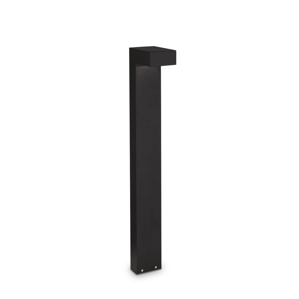 Lampadaire extérieur noir vertical, tête en équerre, vue de face sur fond blanc