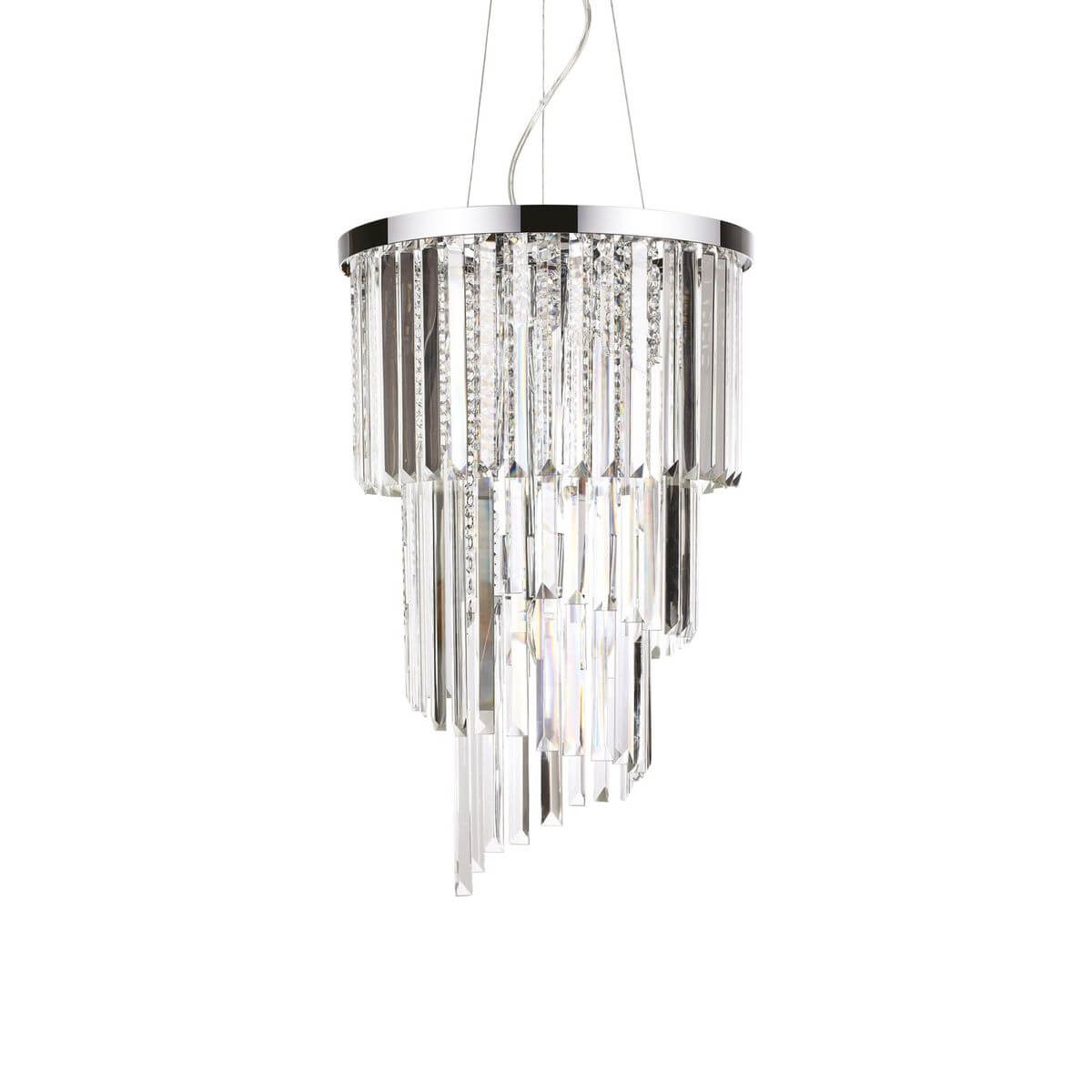 Lustre suspendu en cristal à gradins et cerclage chromé, présenté de face sur fond blanc