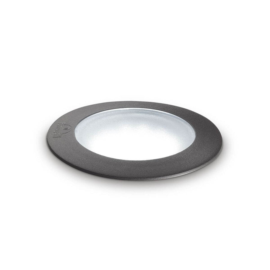 Produit de face sur fond blanc, anneau noir et diffuseur central blanc dépoli.