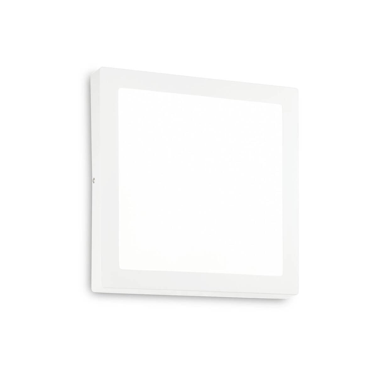 Vue inclinée du plafonnier carré blanc, face lumineuse et cadre épais sur fond blanc