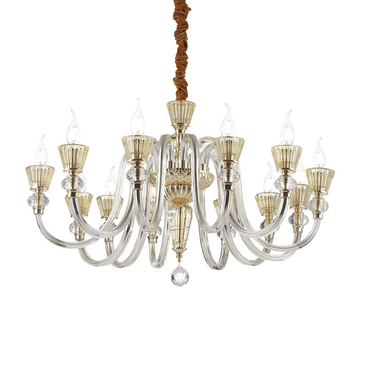 Lustre doré à douze bras en verre transparent, ampoules flamme, fond blanc uni