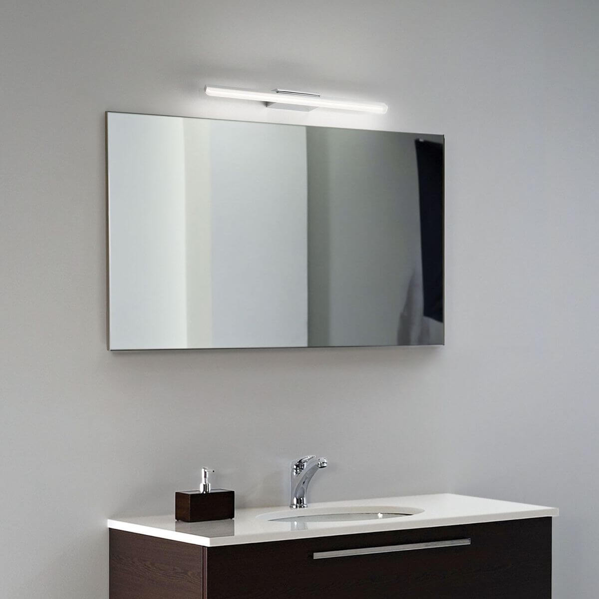 Mise en ambiance au-dessus d'un miroir dans une salle de bain moderne