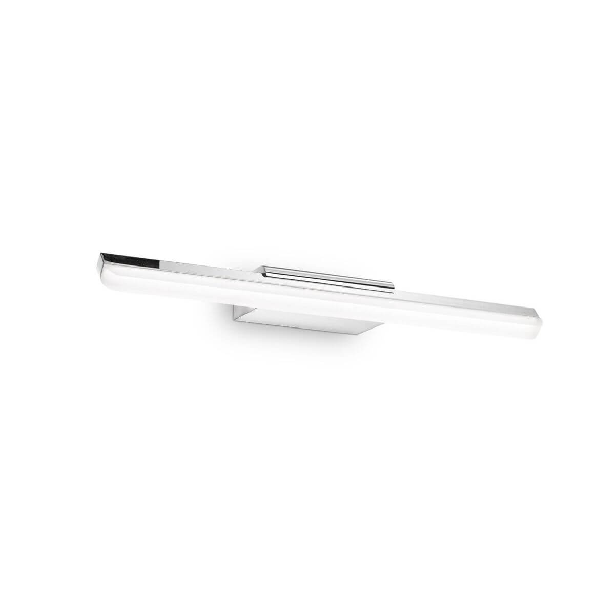 Applique murale chromée en forme de long tube lumineux, vue de trois quarts sur fond blanc