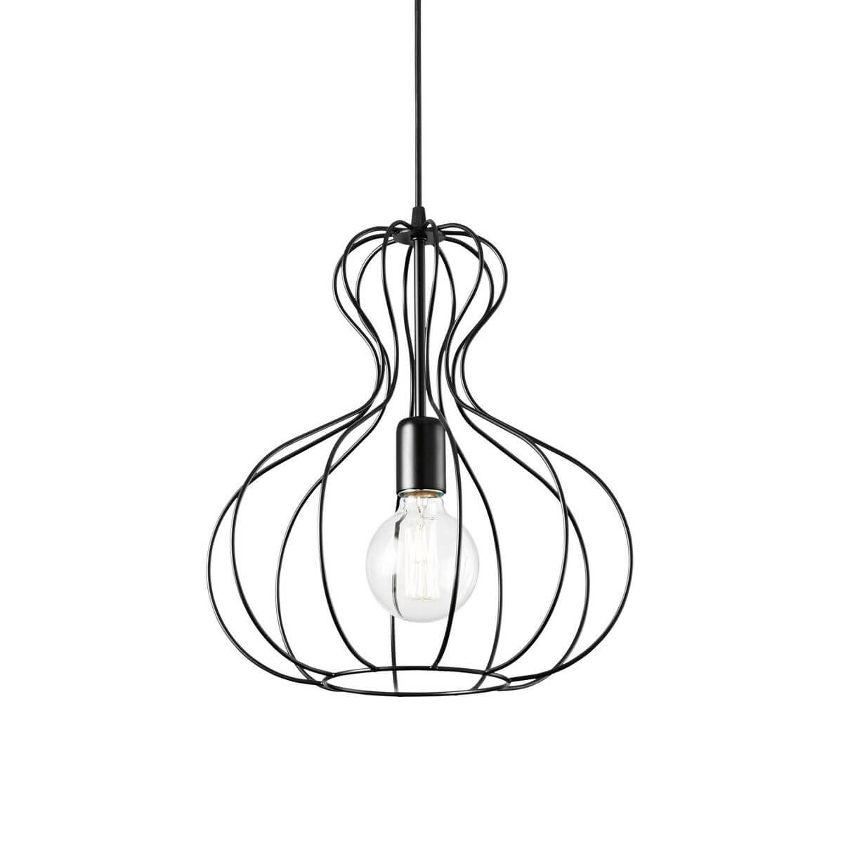 Vue de face du luminaire suspendu noir, cage métallique ajourée et ampoule transparente.