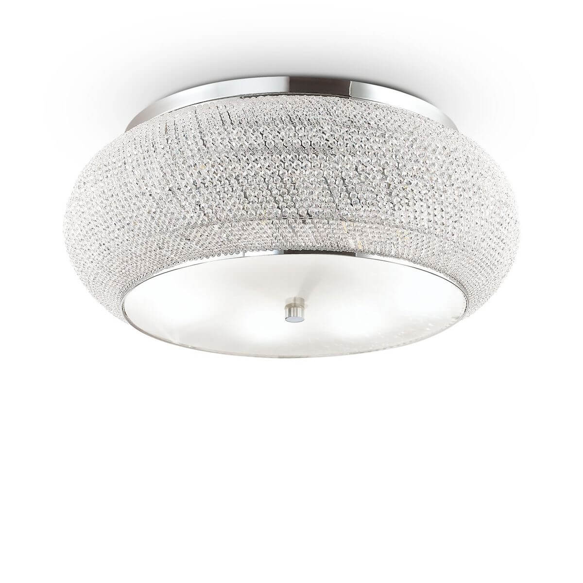 Plafonnier rond en cristal et chrome, vue de face sur fond blanc