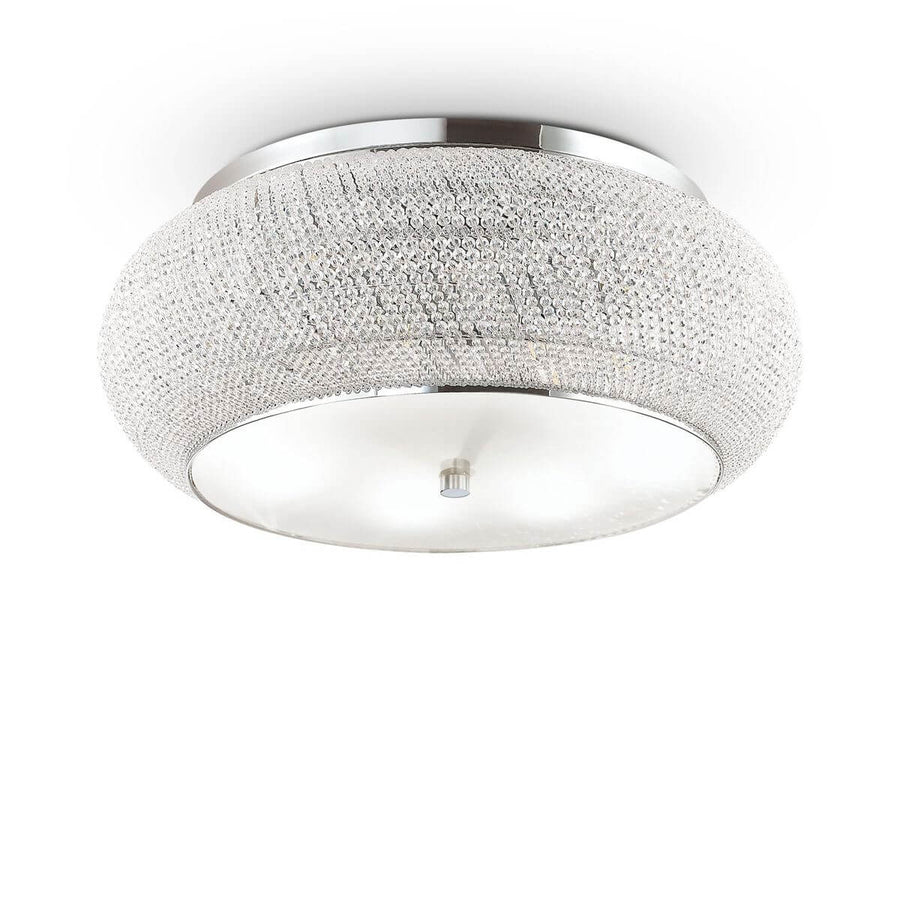 Plafonnier rond en cristal et chrome, vue de face sur fond blanc