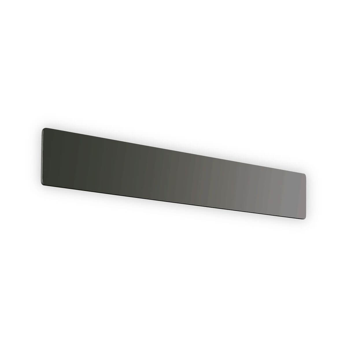 Vue de face de l'applique murale noire rectangulaire sur fond blanc