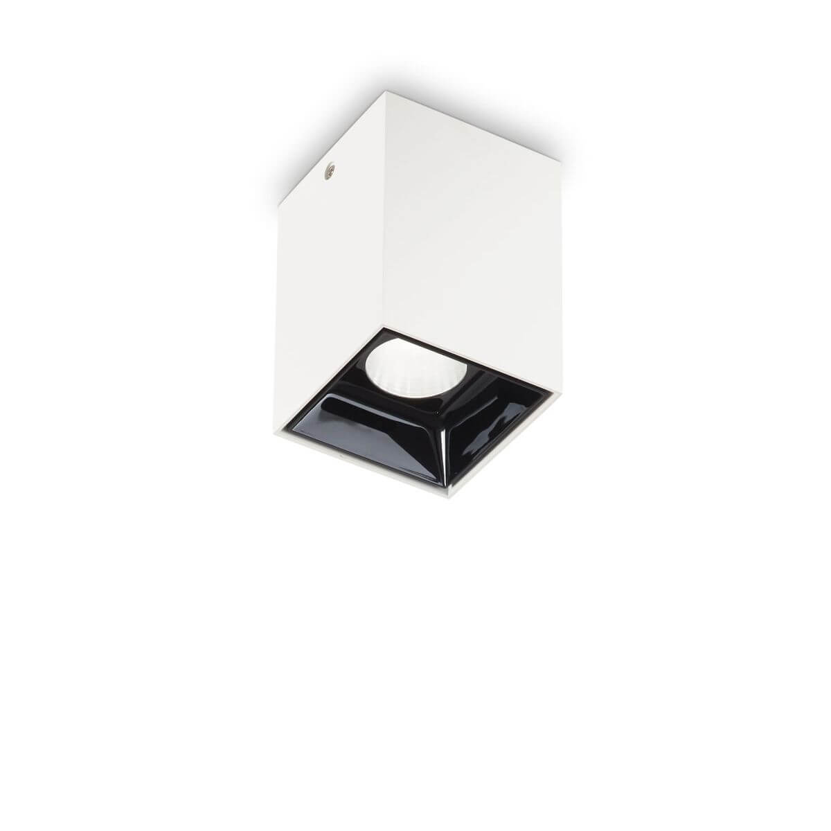 Plafonnier cubique blanc vu de trois quarts avec réflecteur intérieur noir brillant.
