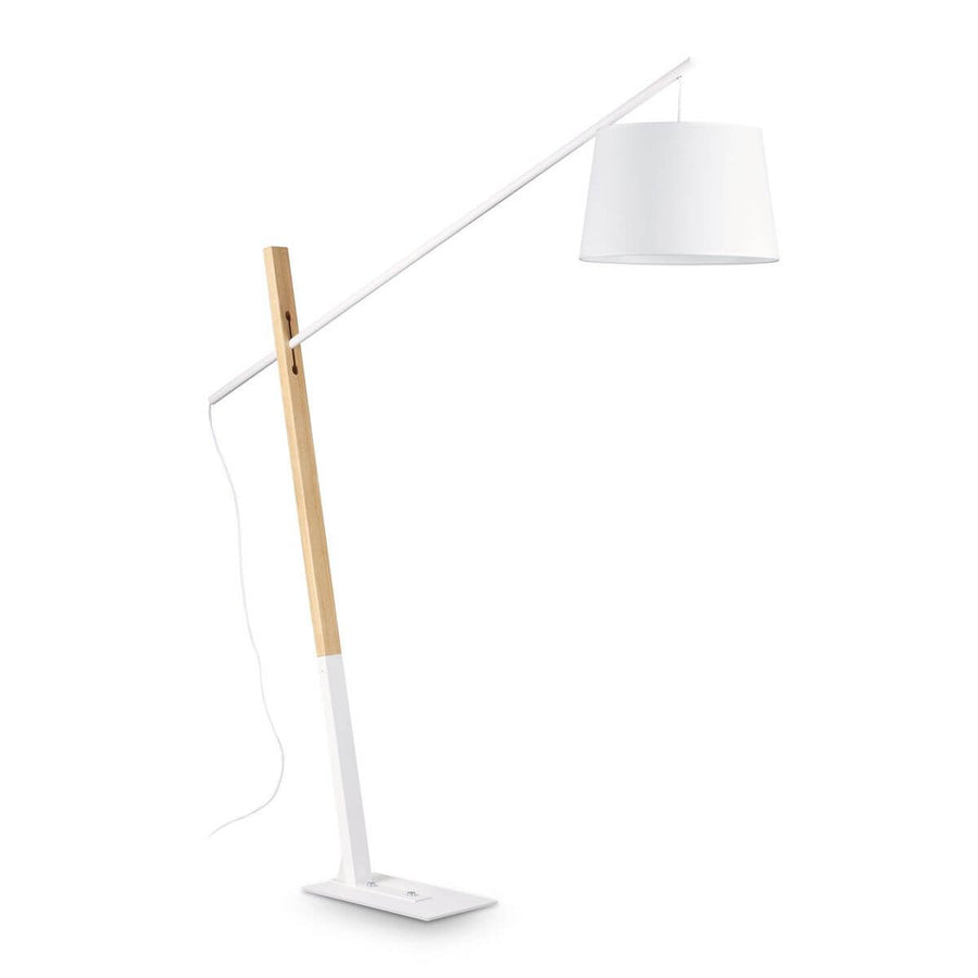 Lampadaire blanc sur fond neutre, abat-jour conique et bras incliné en bois clair