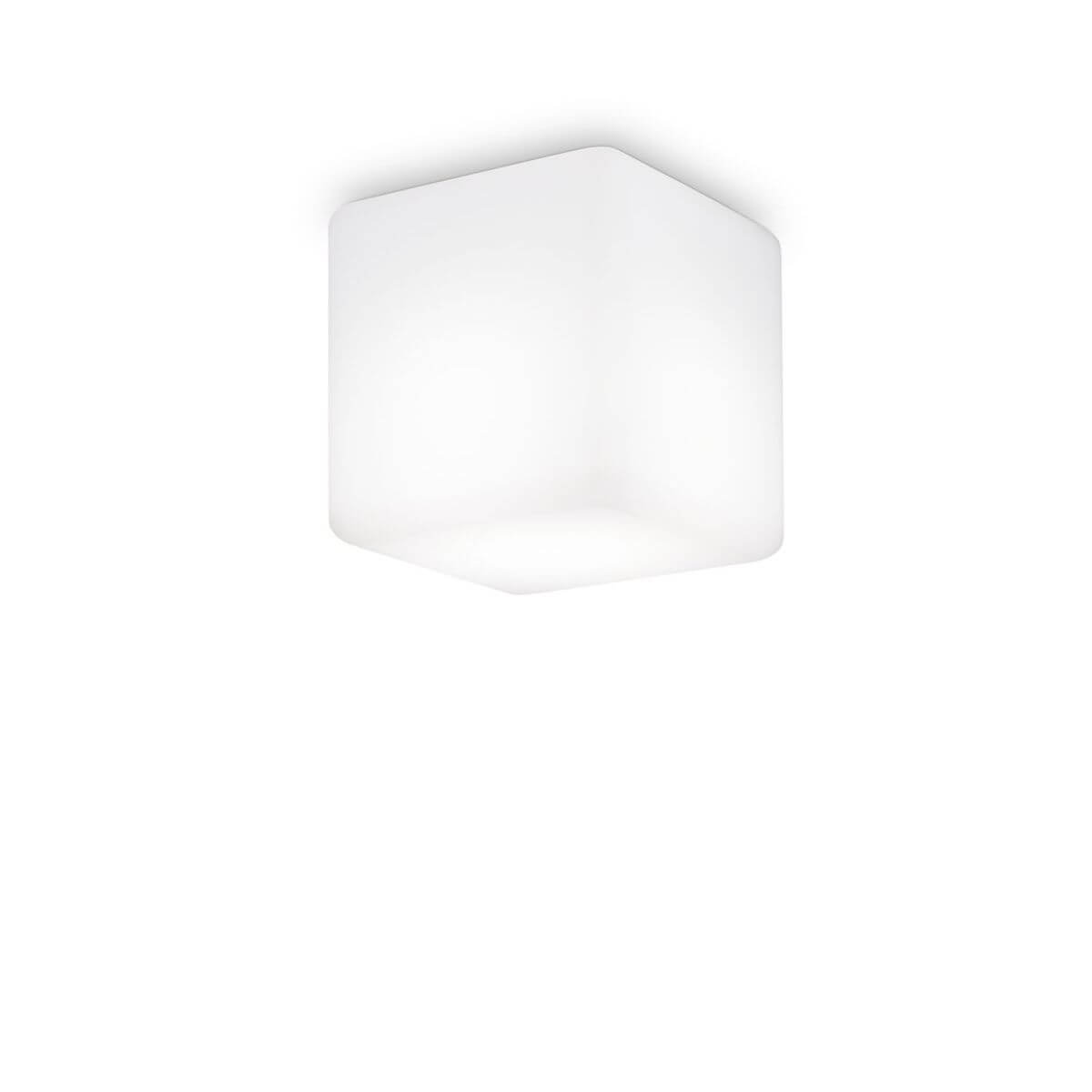 Plafonnier blanc cubique vu de face sur fond neutre