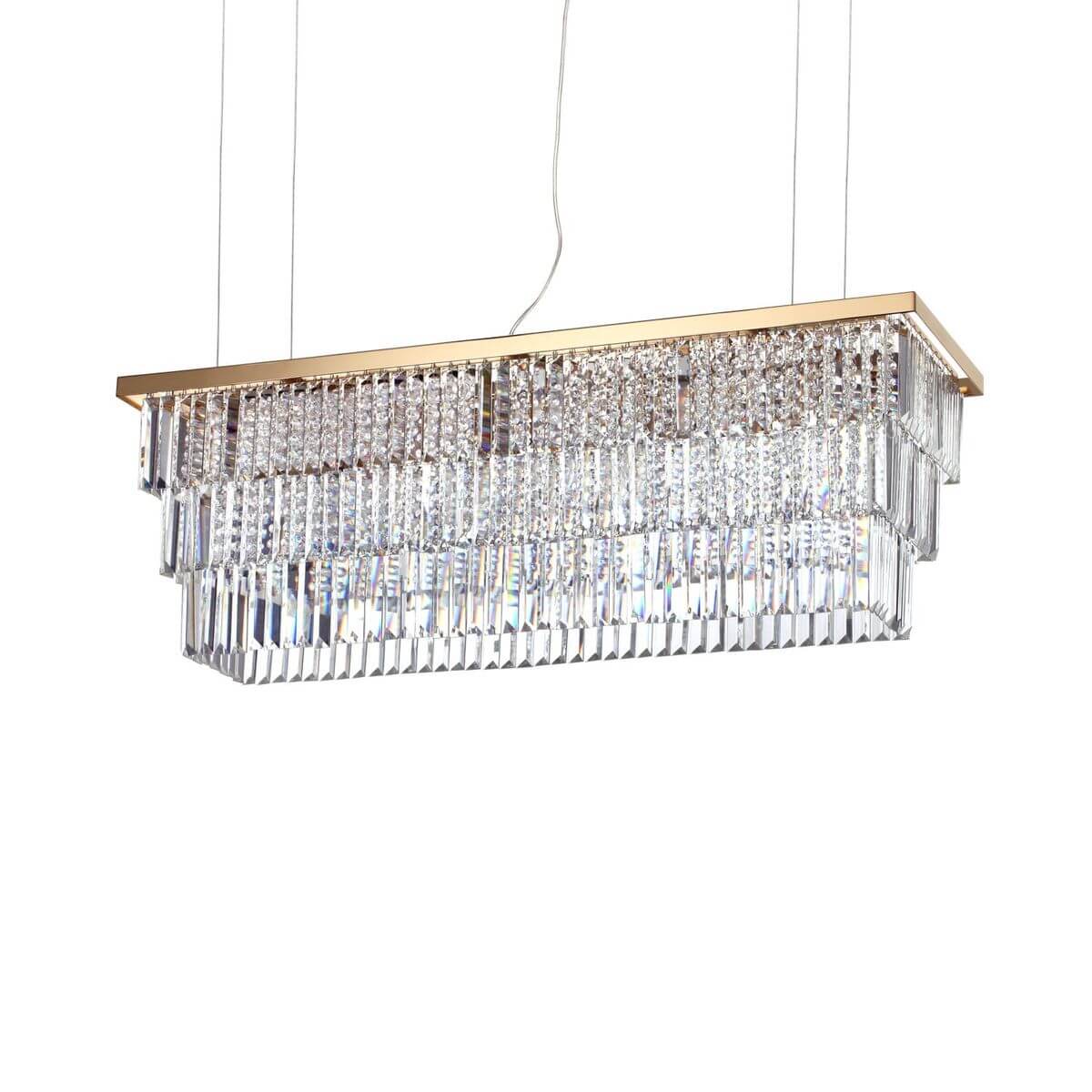 Suspension rectangulaire dorée à huit lumières, cristaux taillés étagés sur fond blanc