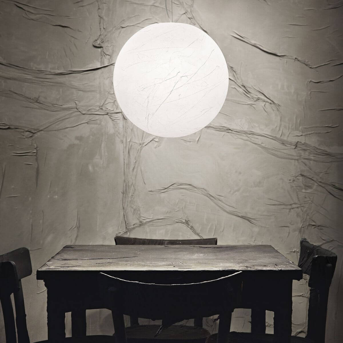 Mise en ambiance au-dessus d'une table en bois devant un mur texturé