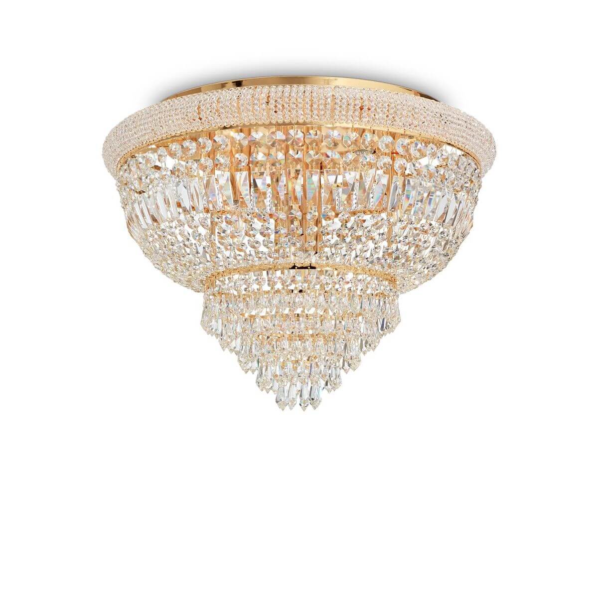 Vue de face du plafonnier en cristal et laiton doré, forme de coupe à étages