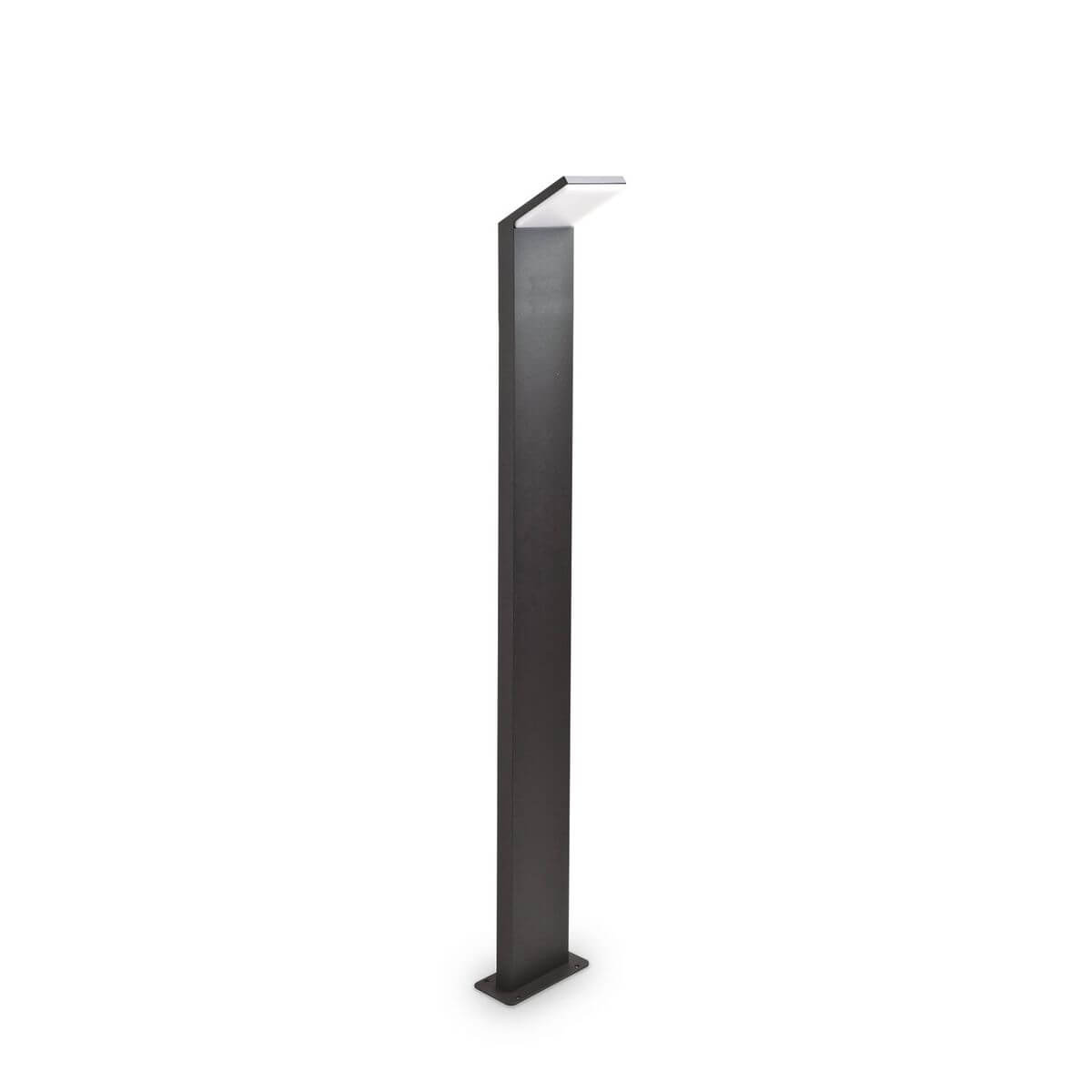 Vue de face d’un lampadaire extérieur anthracite à tête inclinée sur fond blanc