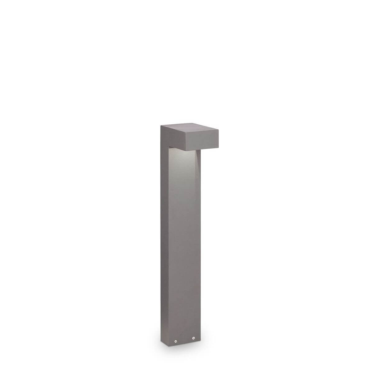 Lampadaire extérieur gris : borne verticale rectangulaire avec tête en auvent et lumière vers le bas.
