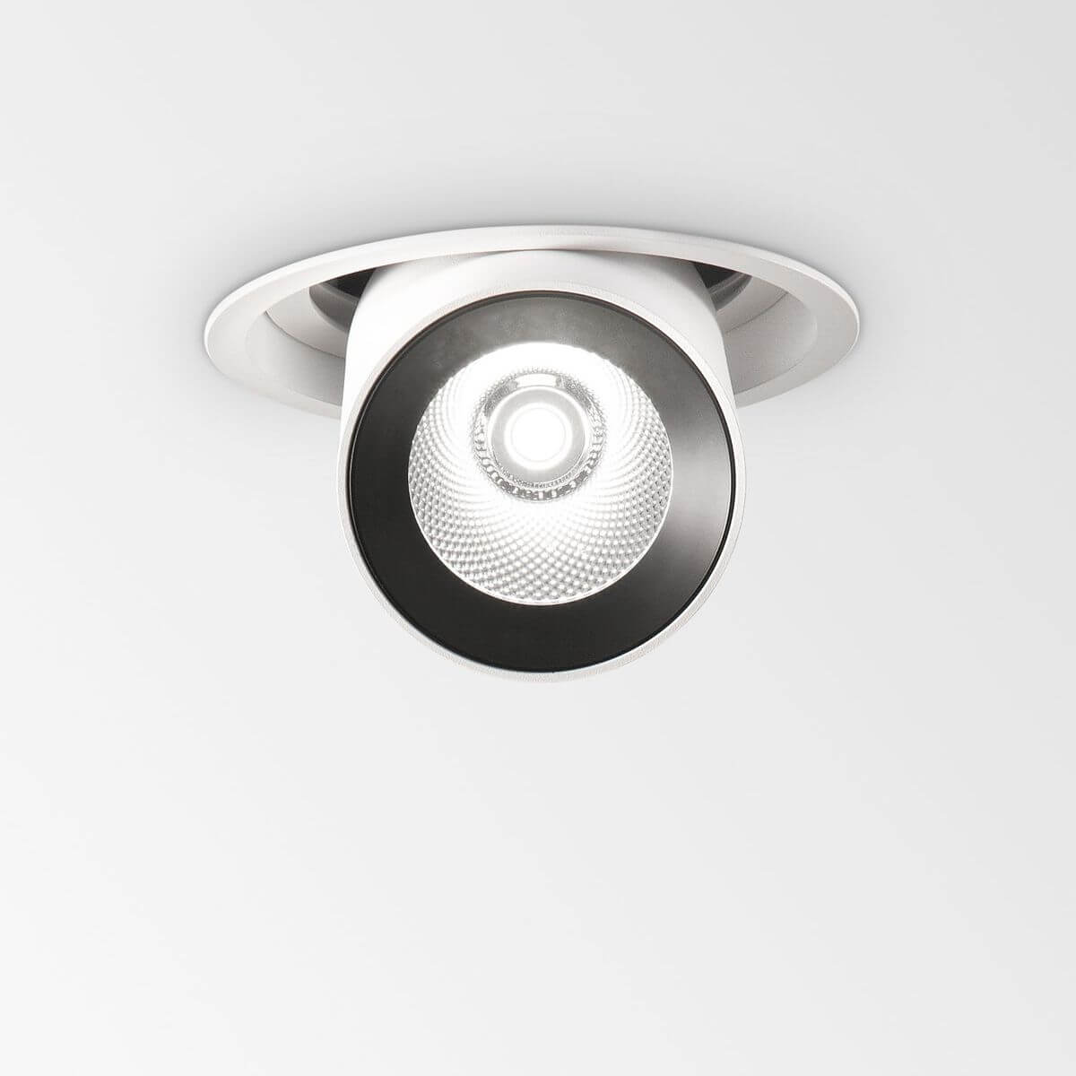 Spot blanc allumé de face, réflecteur et module LED visibles au centre