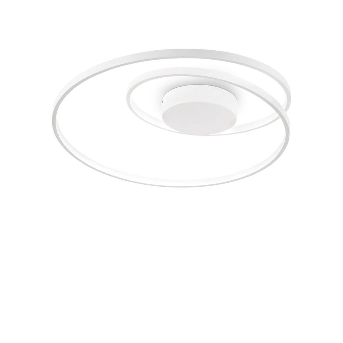 Plafonnier blanc vu de face, trois anneaux lumineux en spirale sur fond neutre
