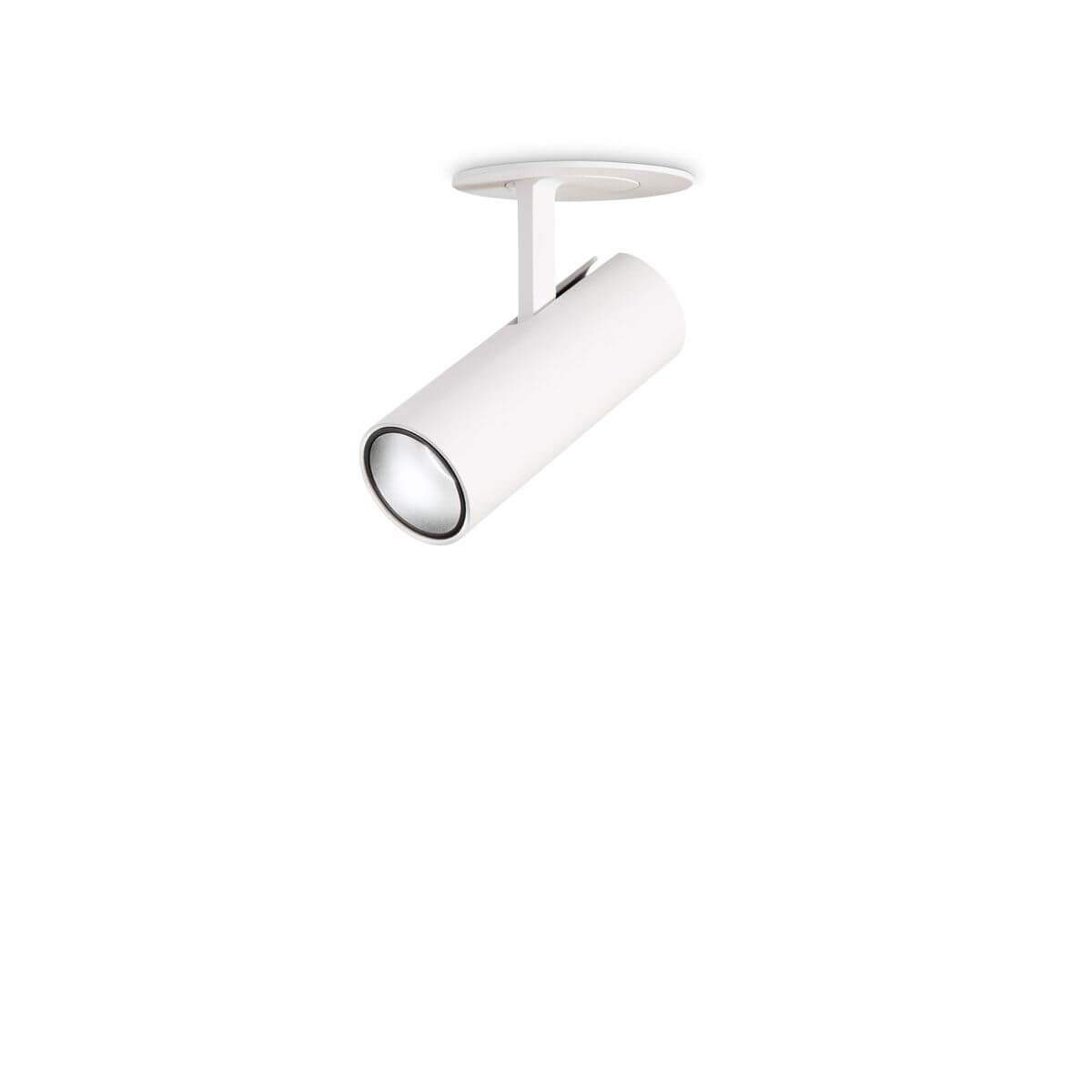 Spot cylindrique blanc orientable vu de trois quarts sur fond blanc, produit isolé