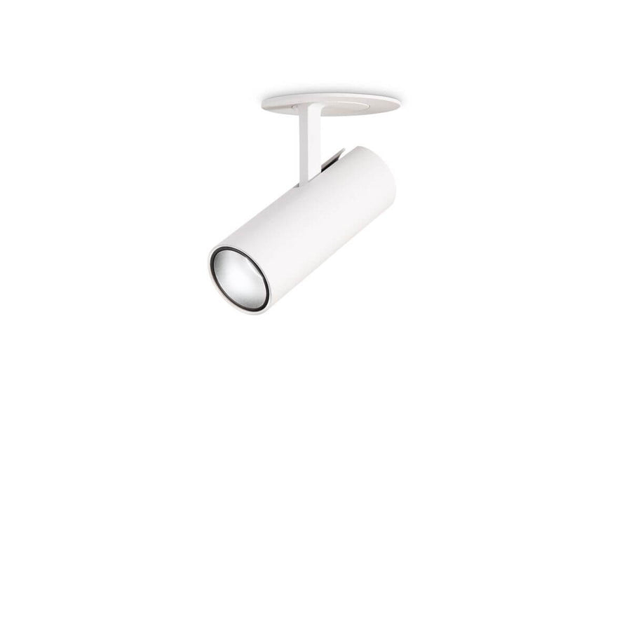 Spot cylindrique blanc orientable vu de trois quarts sur fond blanc, produit isolé