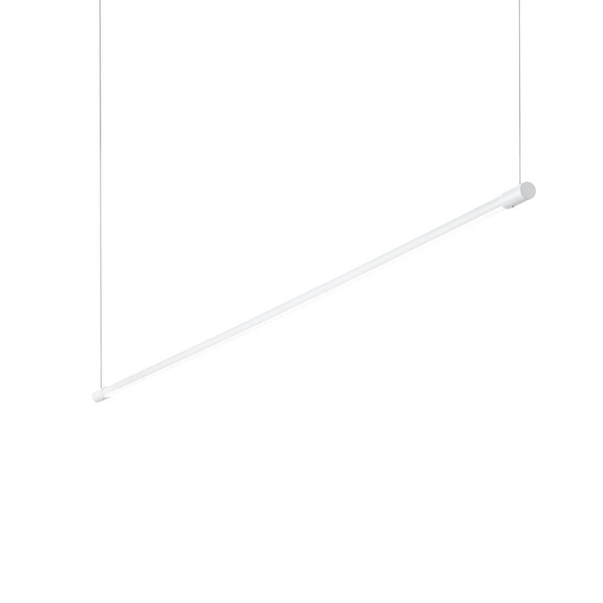 Suspension linéaire blanche fine suspendue par deux câbles, vue de trois quarts sur fond blanc
