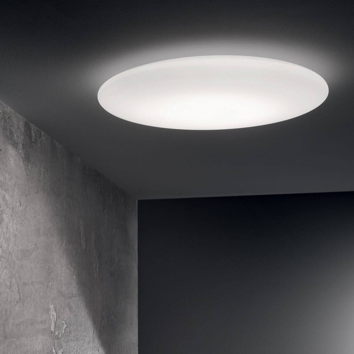Mise en ambiance du plafonnier allumé sur plafond sombre, halo lumineux