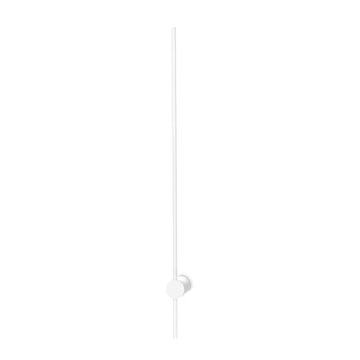 Applique murale blanche verticale, long tube fin de face sur fond blanc