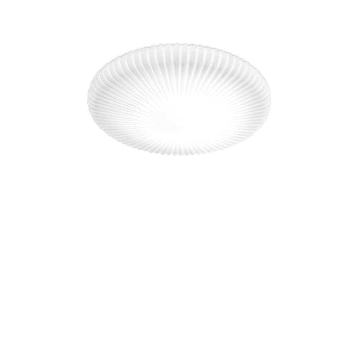 Plafonnier rond blanc en verre strié, vu de dessous sur fond neutre.