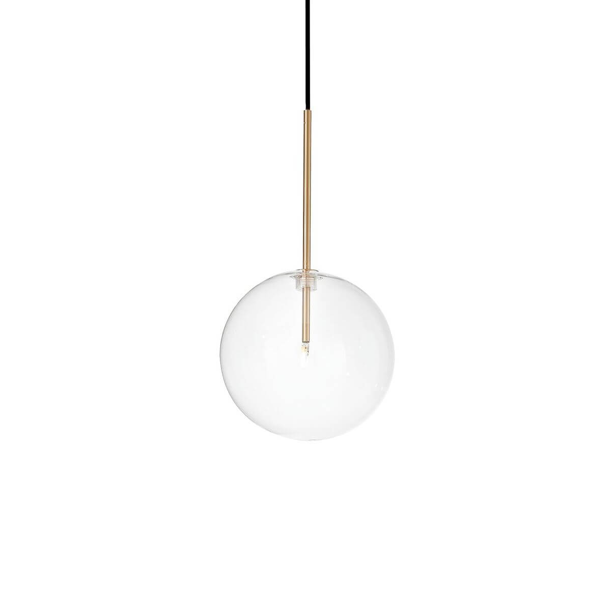 Suspension globe en verre transparent avec tige en laiton, sur fond blanc.