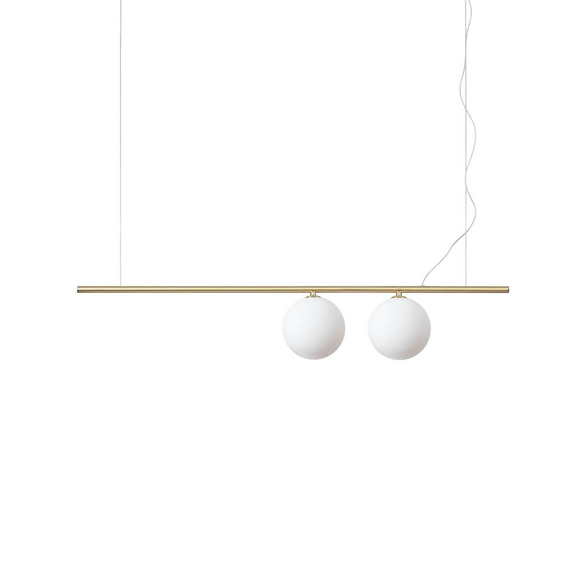 Suspension laiton avec deux globes de verre blanc, vue de face sur fond neutre