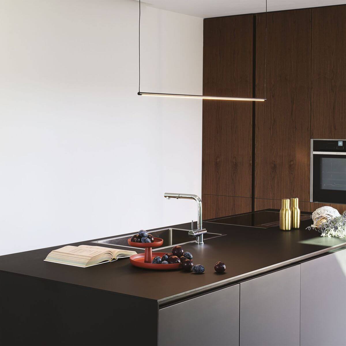 Mise en ambiance au-dessus d'un îlot de cuisine moderne, barre allumée
