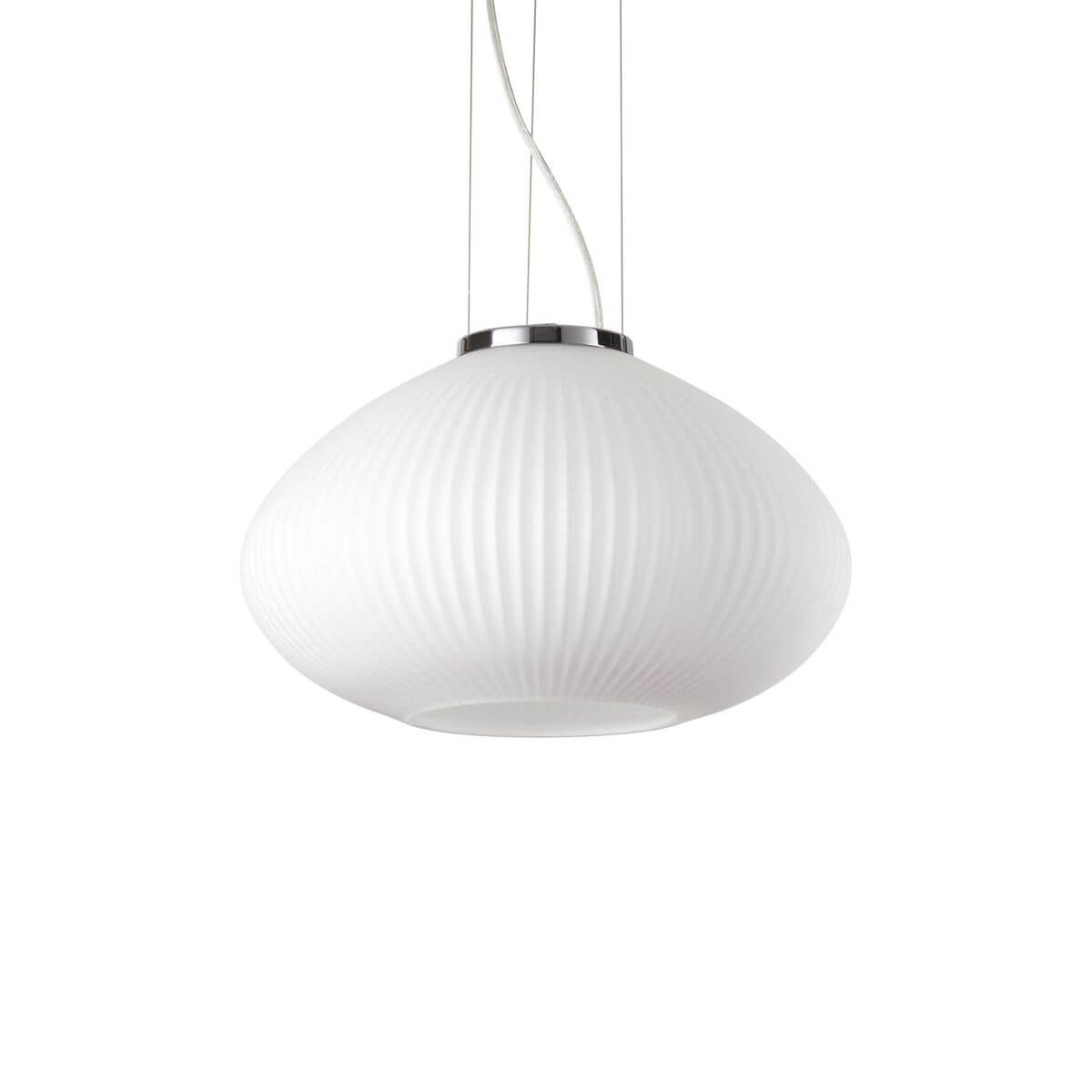 Suspension en verre blanc plissé, finition chromée, vue de face sur fond blanc.