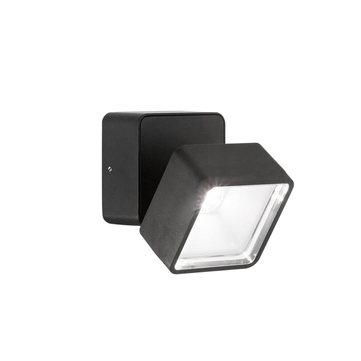 Vue trois quarts d'une applique murale extérieure noire carrée avec verre transparent incliné