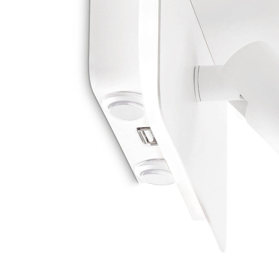 Détail de la finition montrant deux optiques LED et le socle mural blanc