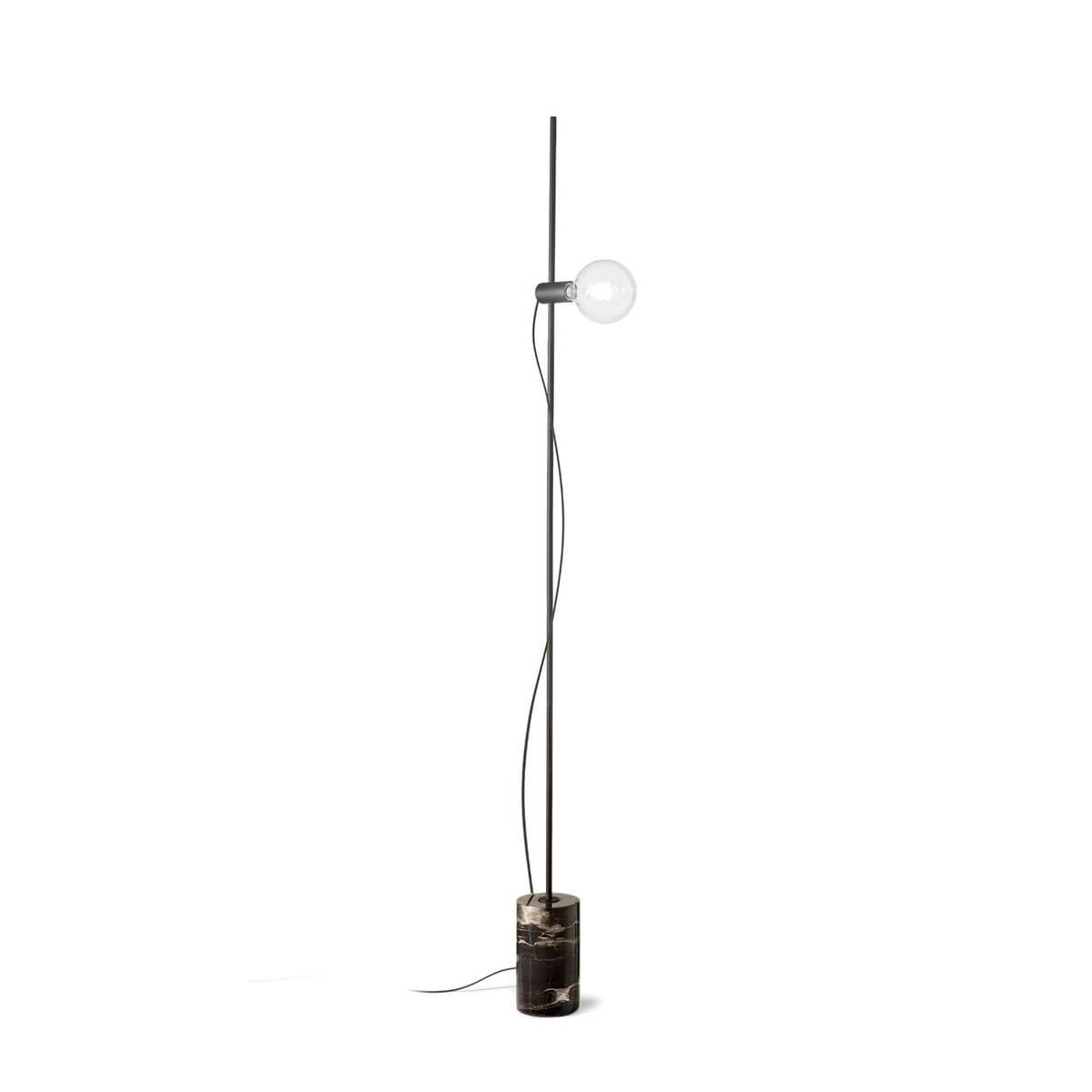 Vue de face du lampadaire noir sur fond blanc, tige fine et base marbre