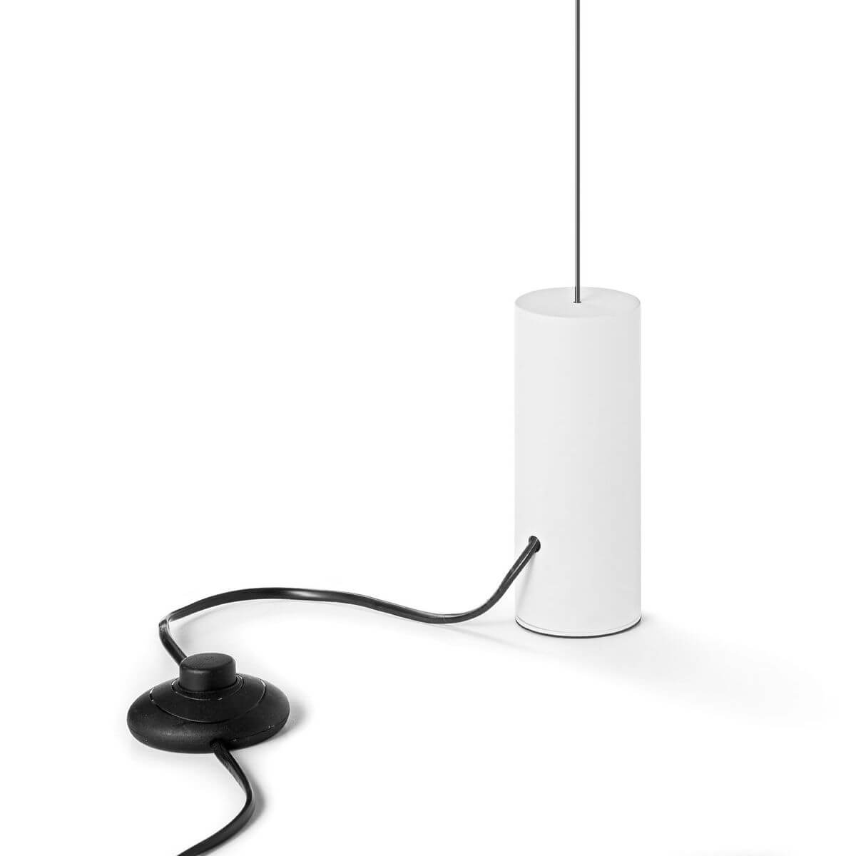 Détail du socle cylindrique blanc avec câble noir et variateur au sol
