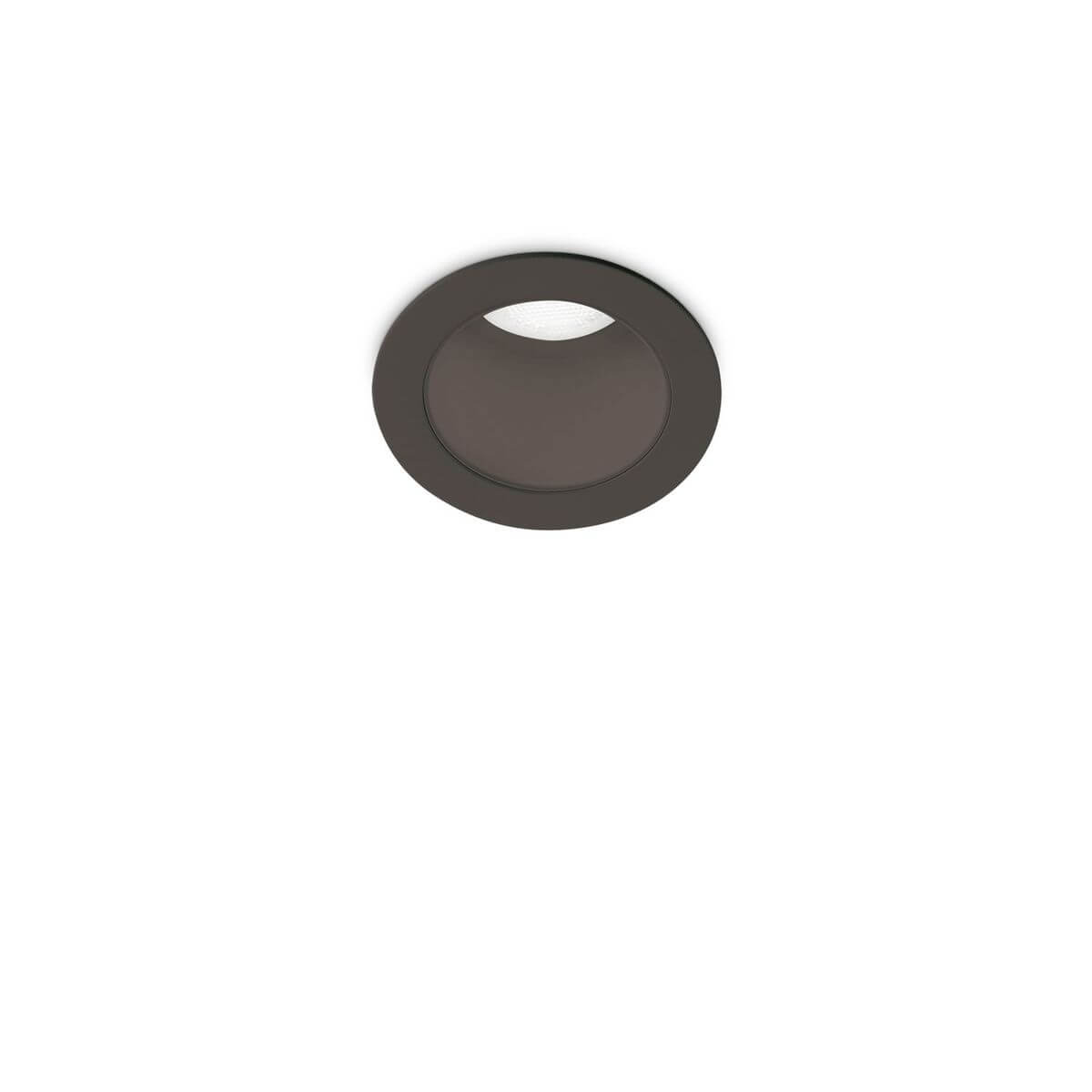 Vue de face du spot encastrable noir rond dans un plafond blanc