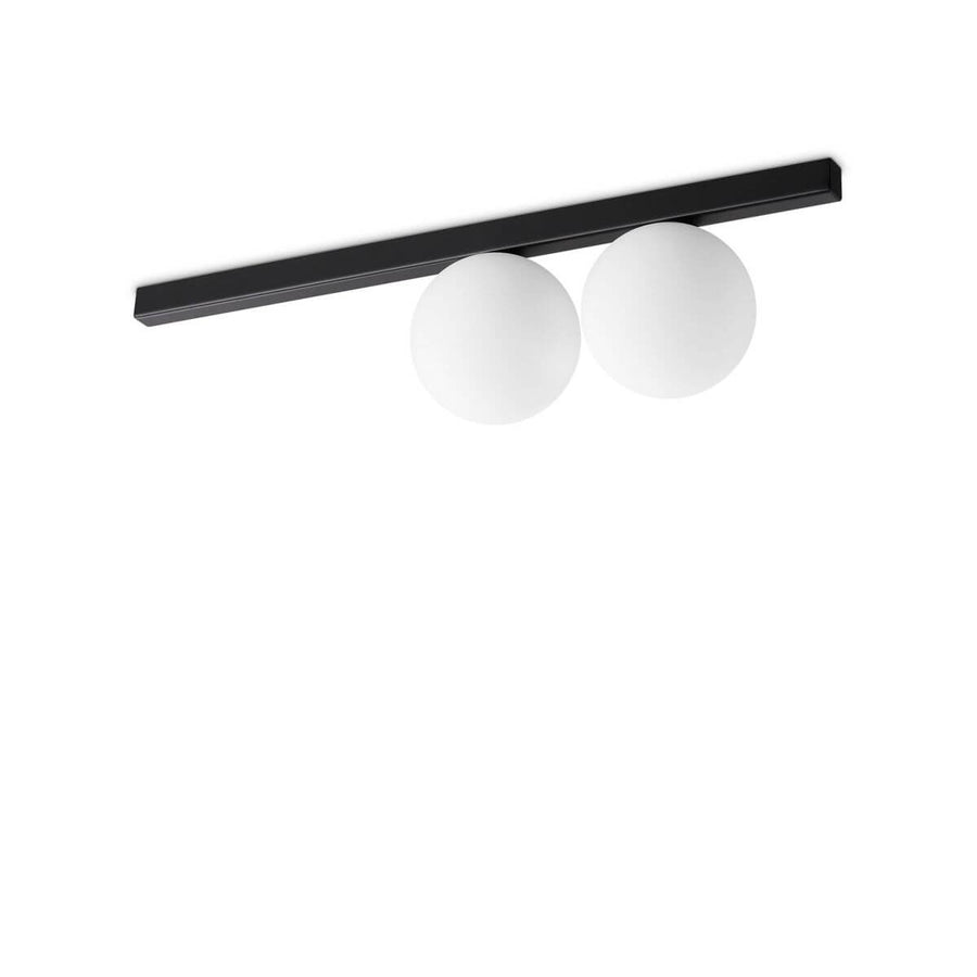 Vue de face du plafonnier noir avec deux globes en verre blanc dépoli.