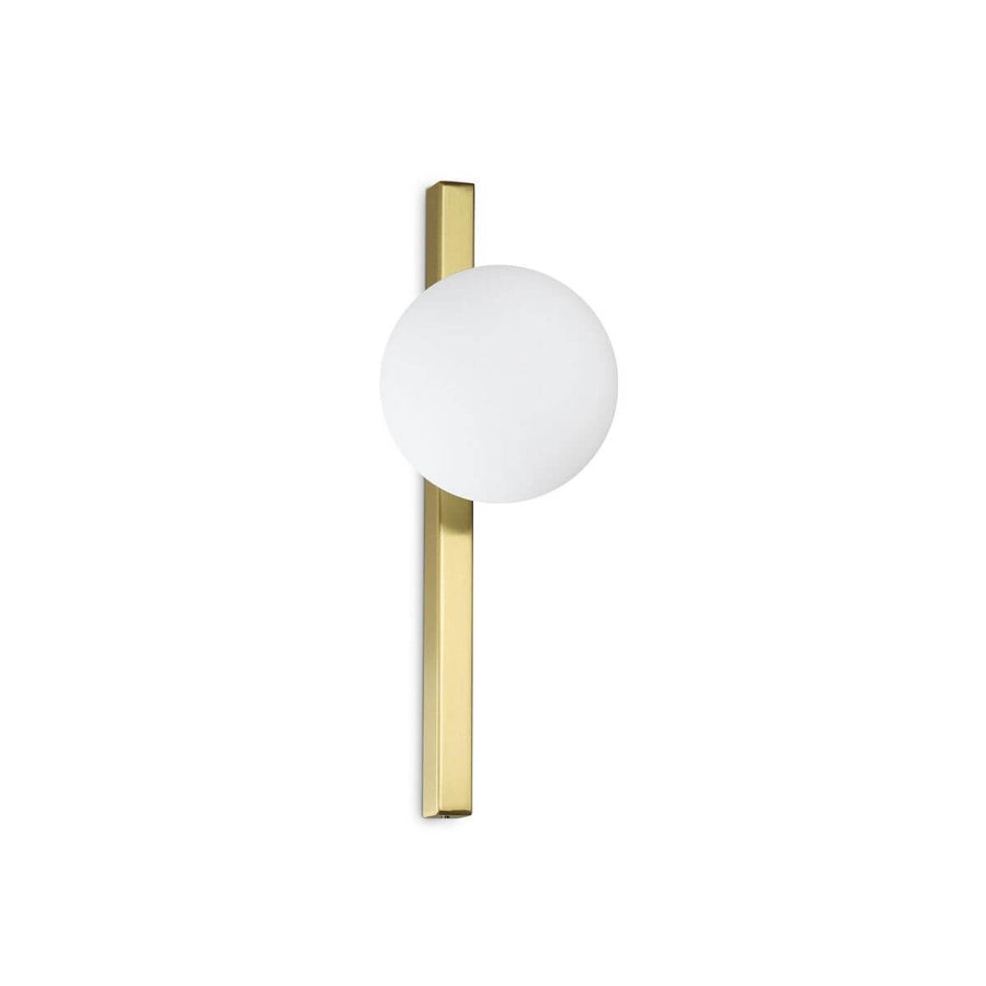 Applique murale en laiton avec globe de verre opalin blanc sur fond neutre