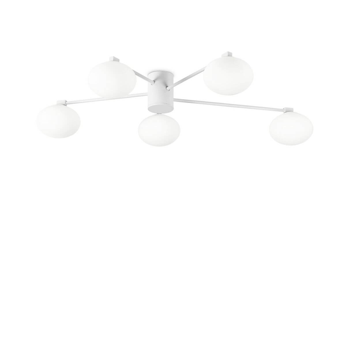 Plafonnier blanc à cinq globes de verre opalin, vu de face sur fond blanc