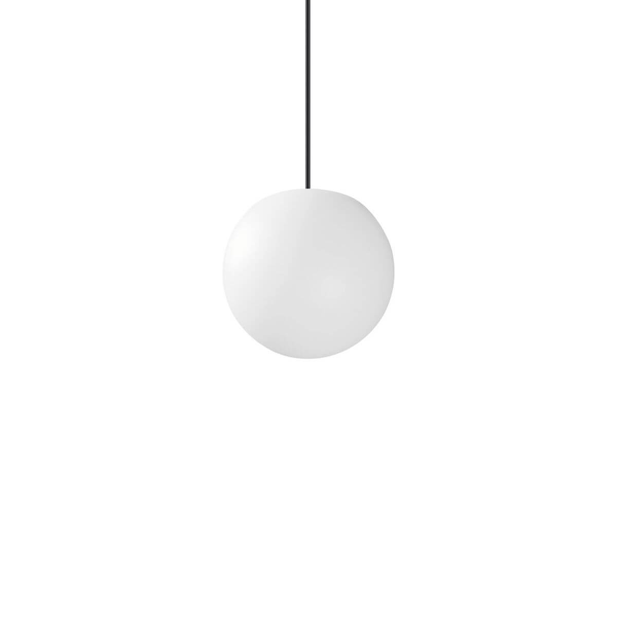 Suspension boule blanche en verre opalin, câble noir, vue de face sur fond blanc.