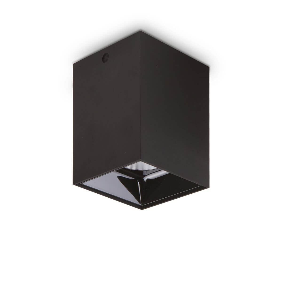 Plafonnier cubique noir mat vu de trois quarts, douille visible sous la base