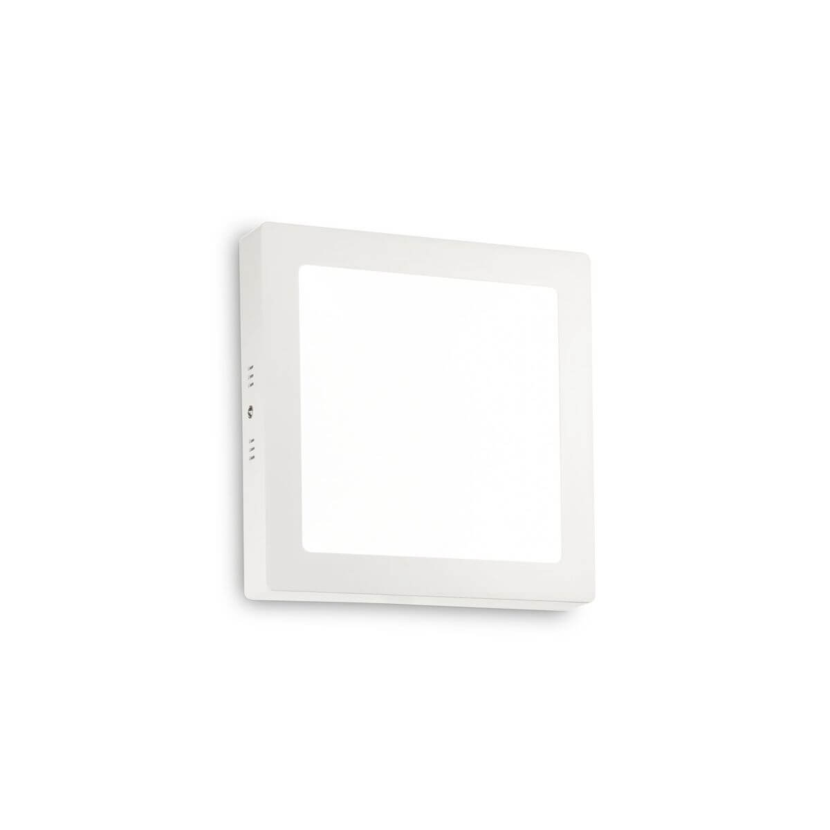 Luminaire carré blanc, vue de face légèrement inclinée, diffuseur opalin et bordure fine.