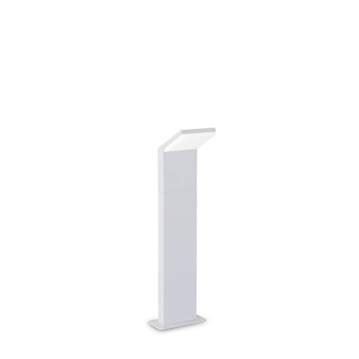 Lampadaire extérieur blanc de face sur fond neutre, mât vertical et tête inclinée