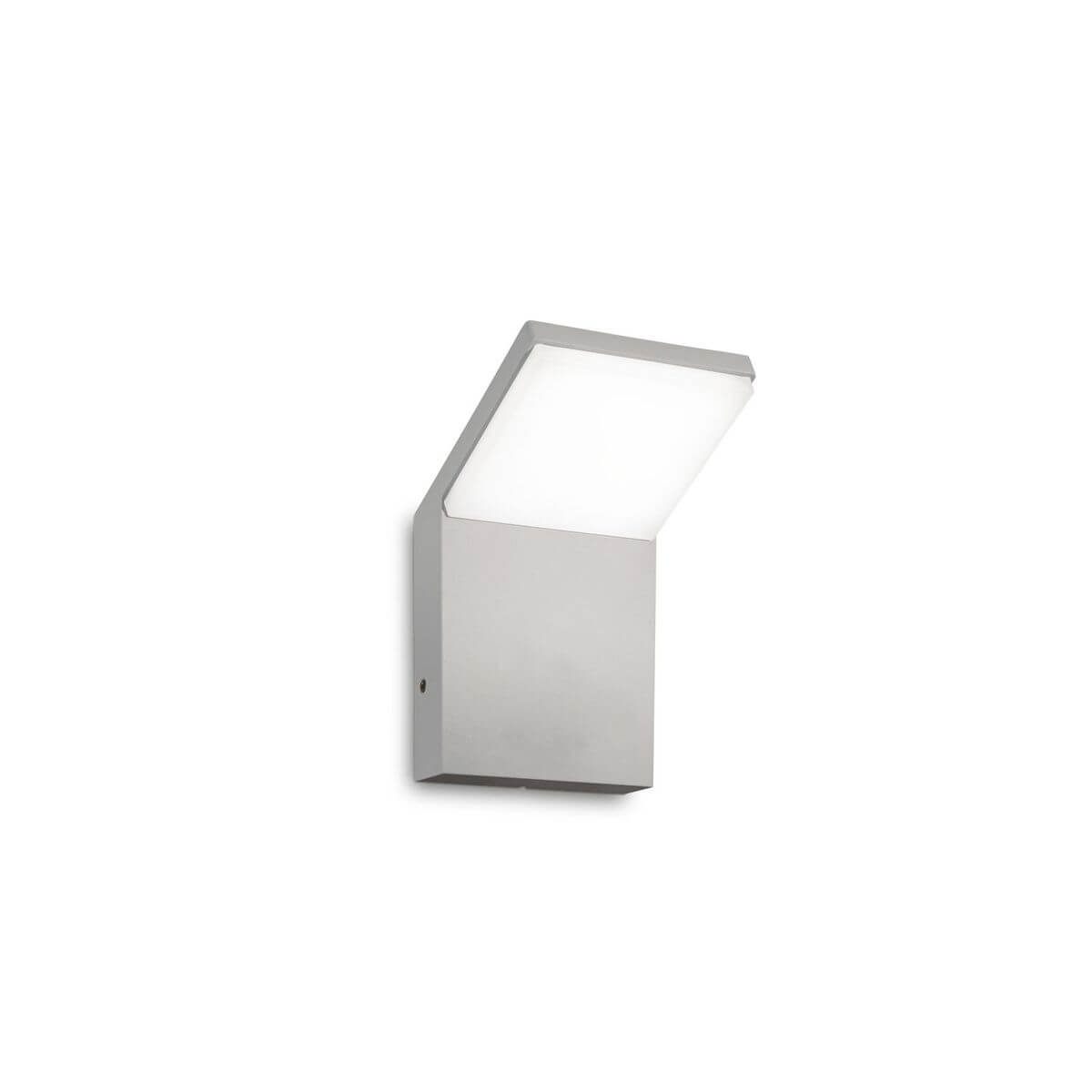 Applique murale extérieure grise avec diffuseur incliné allumé sur fond blanc